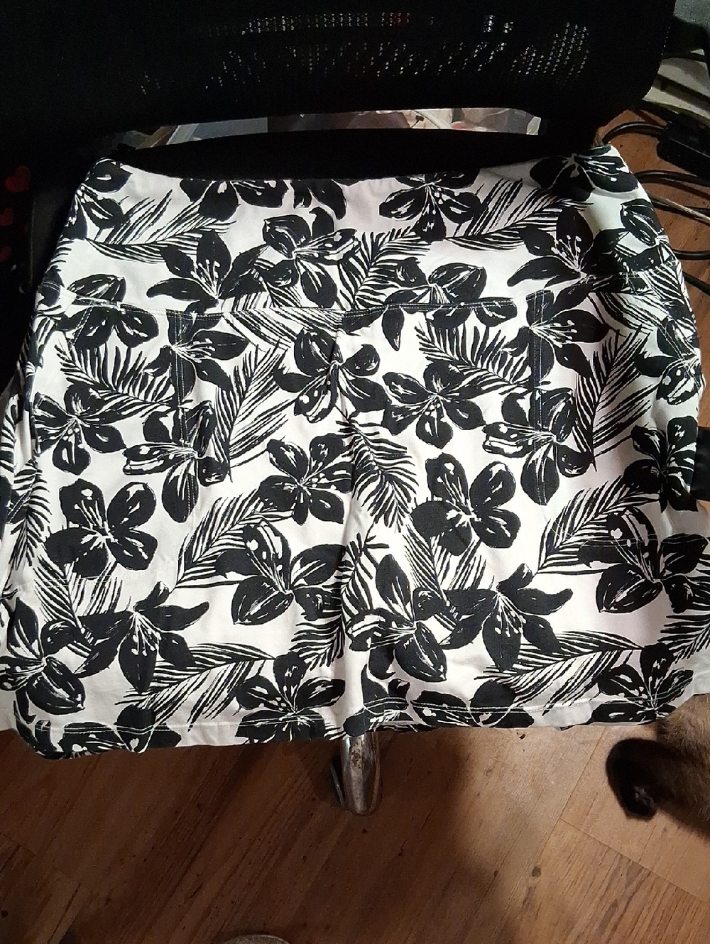 Womens Black and White Floral Mini Skort